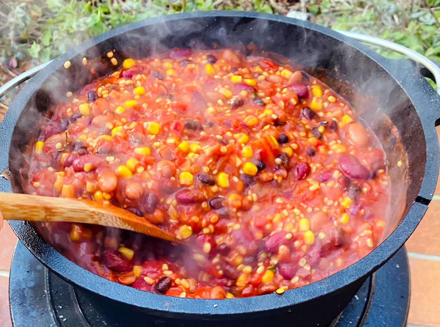 Vegetarisches Vegetarisches Bohnen-Chili Deluxe aus dem Dutch Oven ...