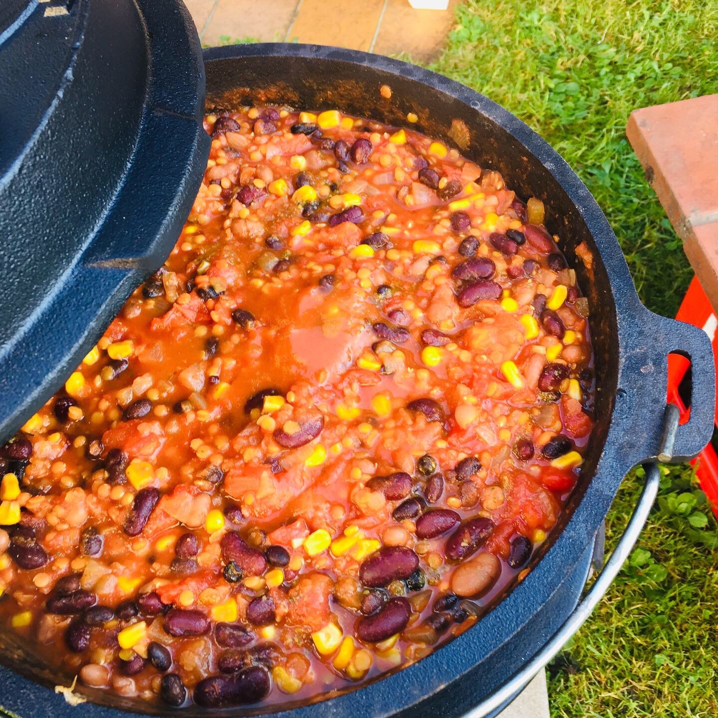 Vegetarisches Vegetarisches BohnenChili Deluxe aus dem Dutch Oven