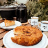 Ein leckerer Apfelkuchen aus dem Dutch Oven, perfekt zum Kaffee